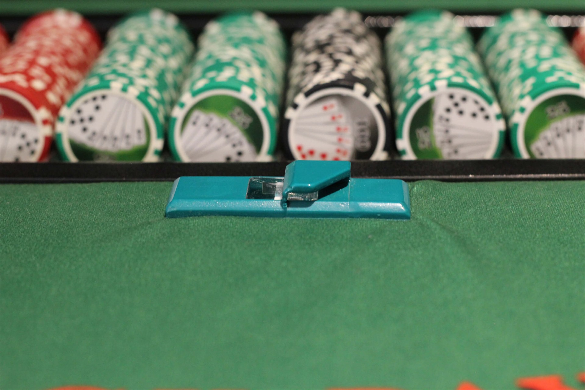 Why Use a Blackjack Peeker, Blackjack peeker closeup